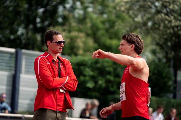 Nils Laserich (TSV Bayer 04 Leverkusen) mit seinem Trainer beim Diskuswurf am 08.05.2022 beim Stadtwerke Ratingen Mehrkampf-Meeting 2022 in Ratingen